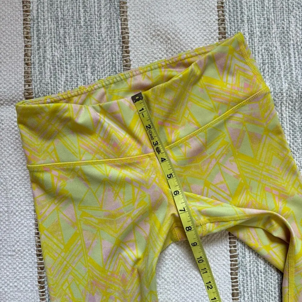 Alo Yoga Airbrush Yellow Printed Mid Rise Cropped Leggings 19” Women’s Small - Image 8