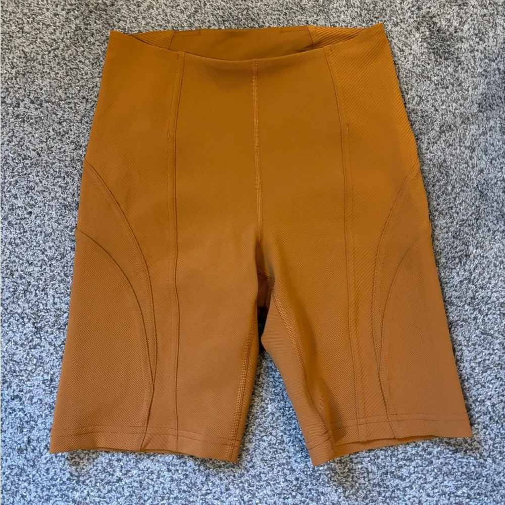 Lululemon Ribbed High-Rise Yoga Short 8" - Image 2