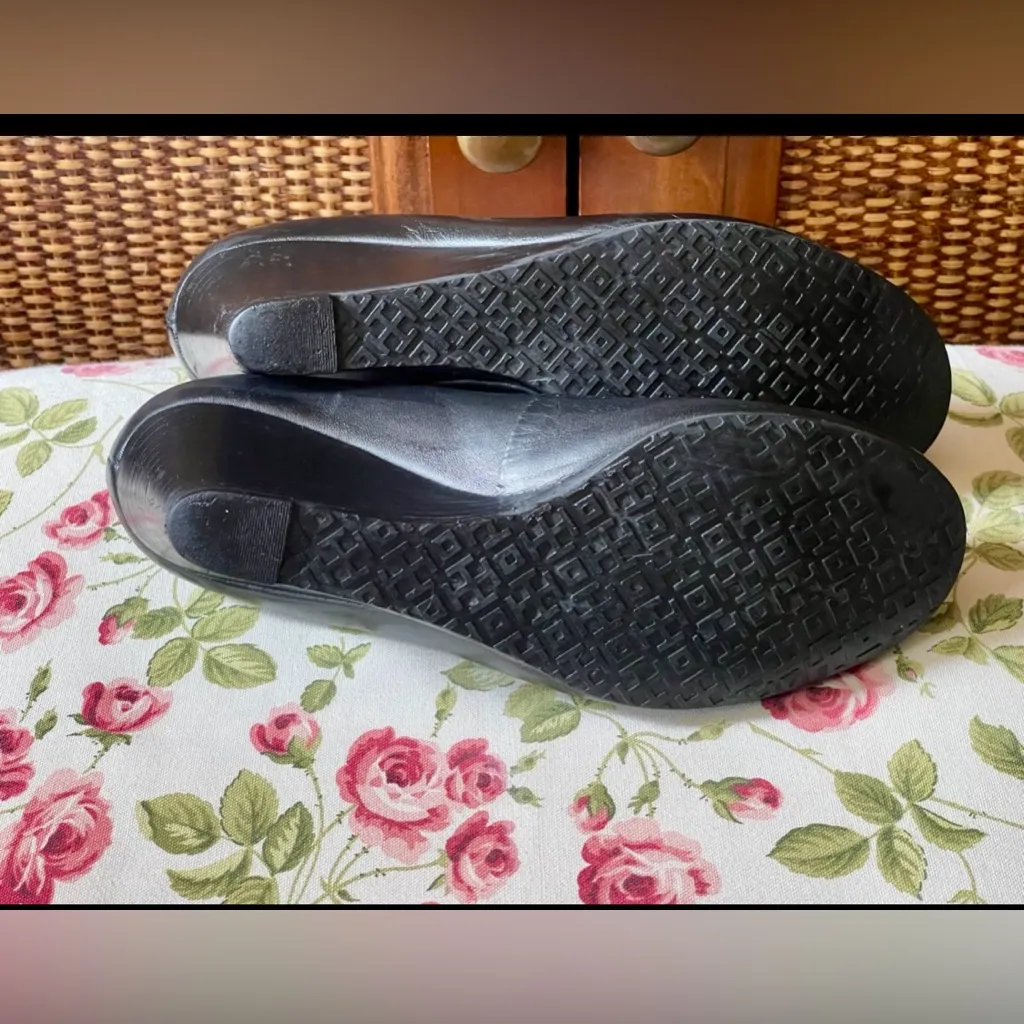 toryburch wedges Black Leather with Gold Logo - Image 5