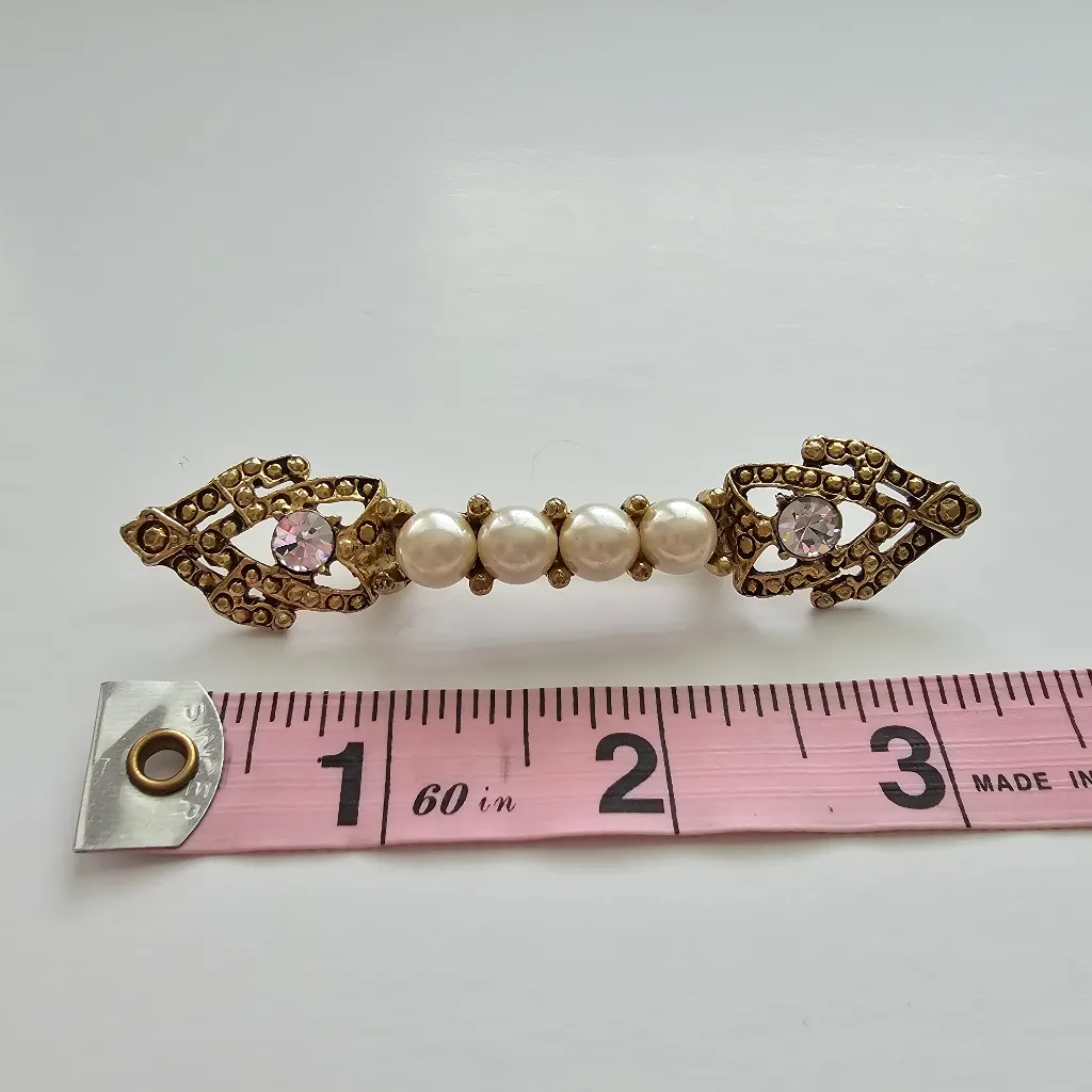 Art Deco Style Yellow Gold Tone Metal Faux Pearl Rhinestone Brooch Double Arrow - Image 4