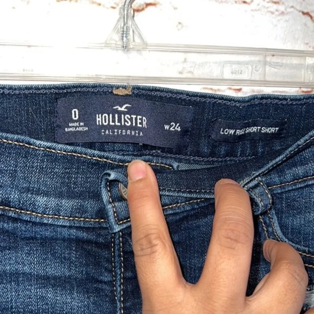 Hollister Jean shorts 0 24 daisy dukes dark wash pockets raw cuff distressed - Image 3
