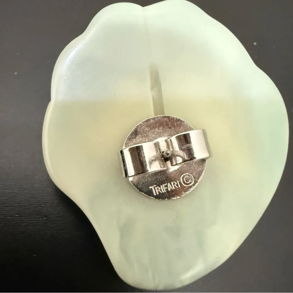 Vintage TRIFARI Light Green Scalloped Shell Lucite Statement Earrings 17g. - Image 13