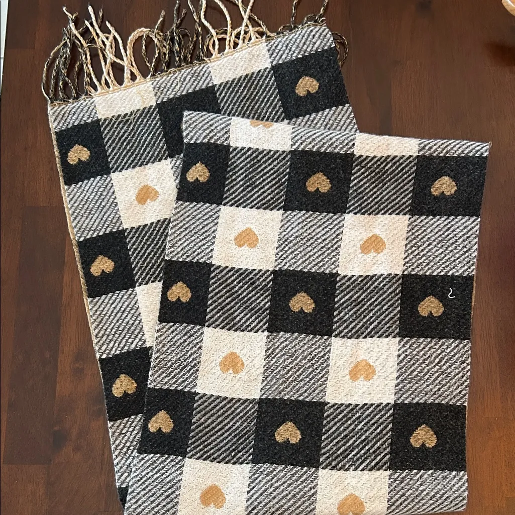 Elegant Heart and Checkered Scarf Set - Image 3