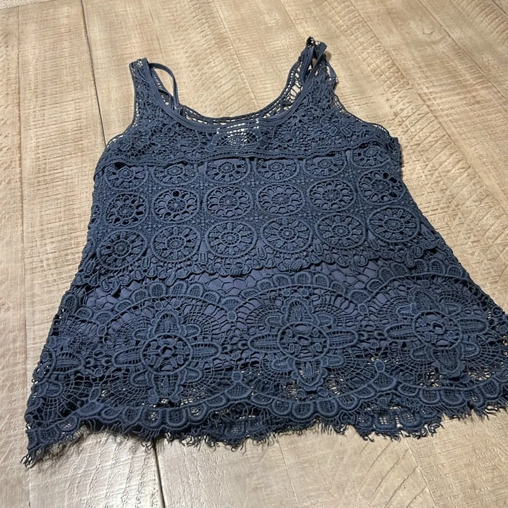 Ultra Pink 2 layer top! Blue camisole with lace overlay - Image 4