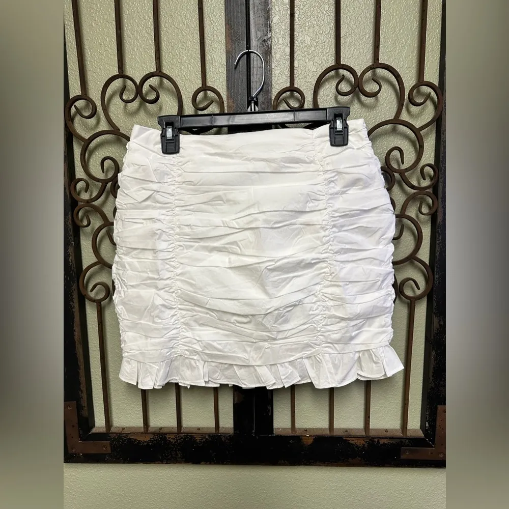 Anthropologie Endless Rose all over ruched white mini skirt with ruffle hem - Image 4