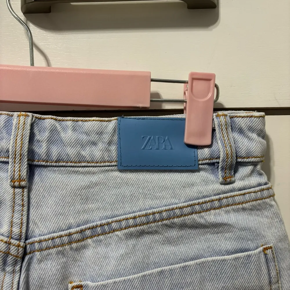 Zara Lightwash Denim Shorts - Image 6