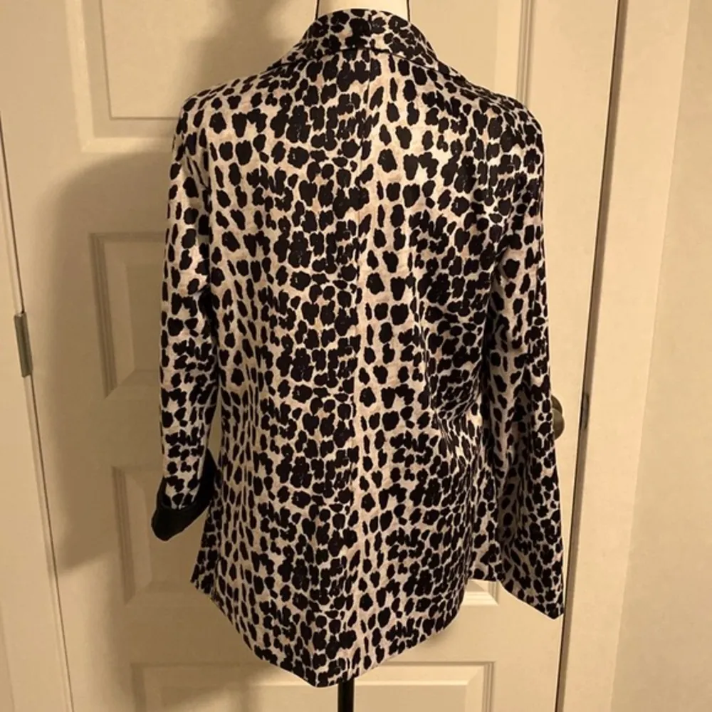 Angashion| Animal print silky blazer with pockets - Image 7