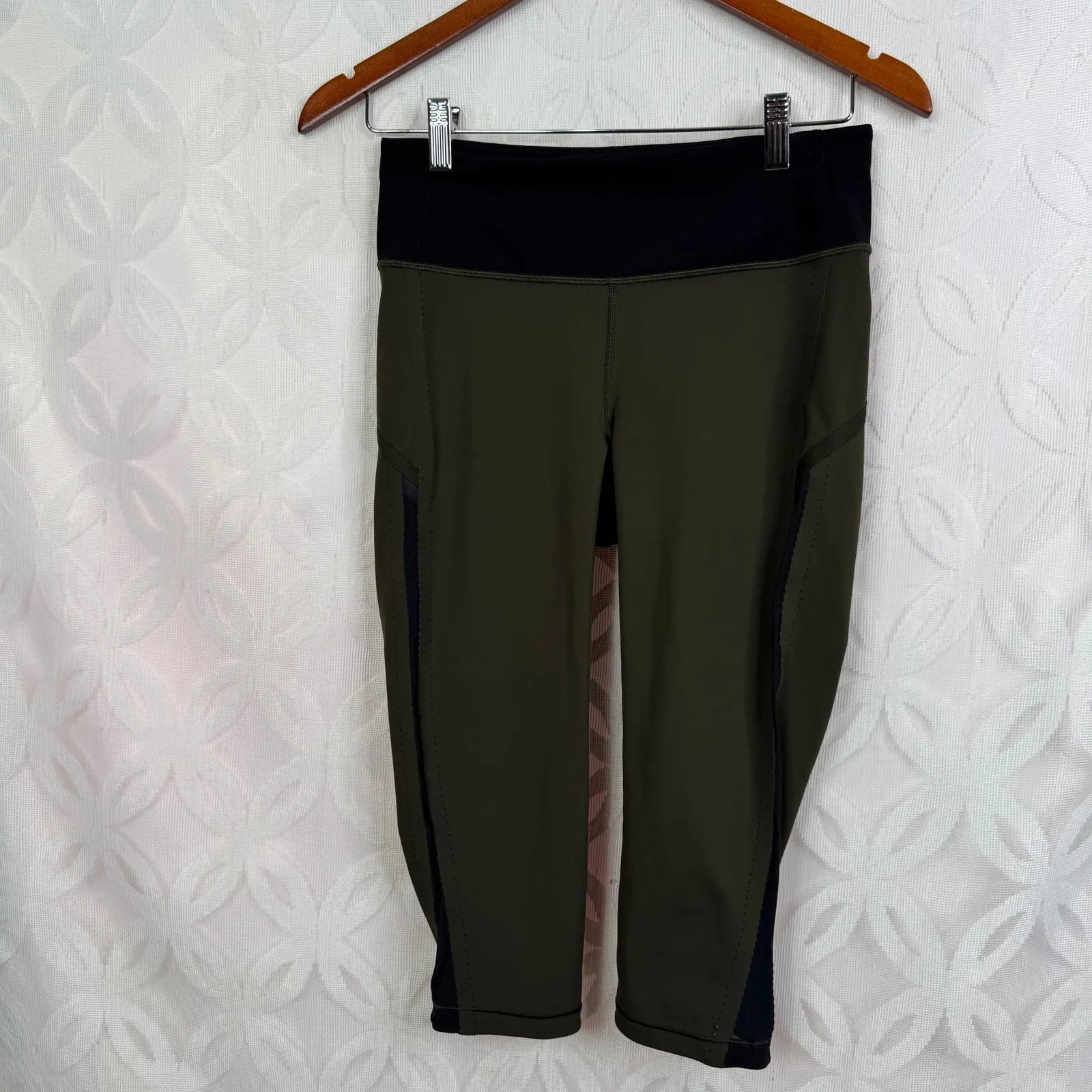 Lululemon  Smooth Stride Crop Dark‎ Olive Legging Size 6 - Image 6