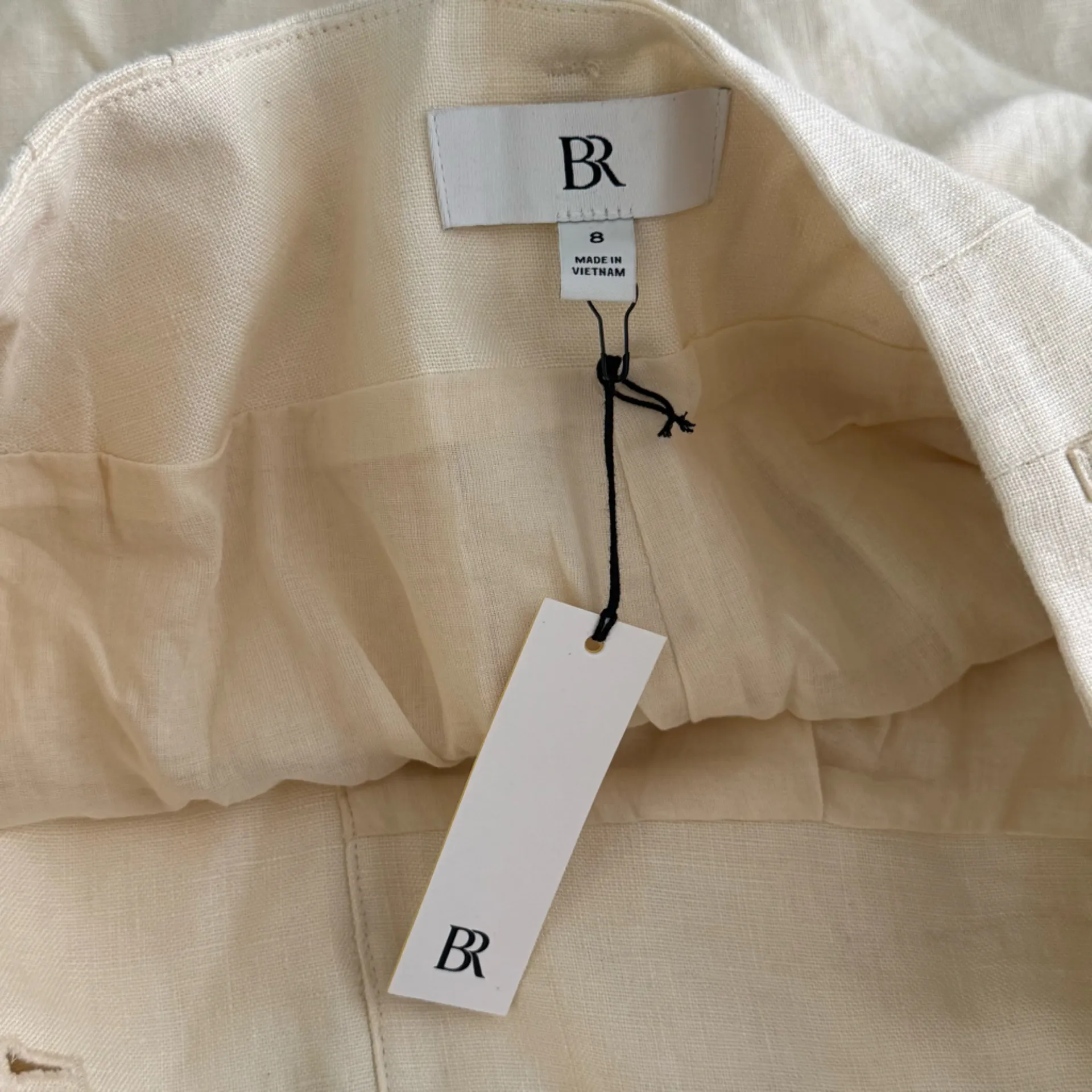 Banana Republic Lina Linen Pleated Shorts in Savannah Breeze - Image 4