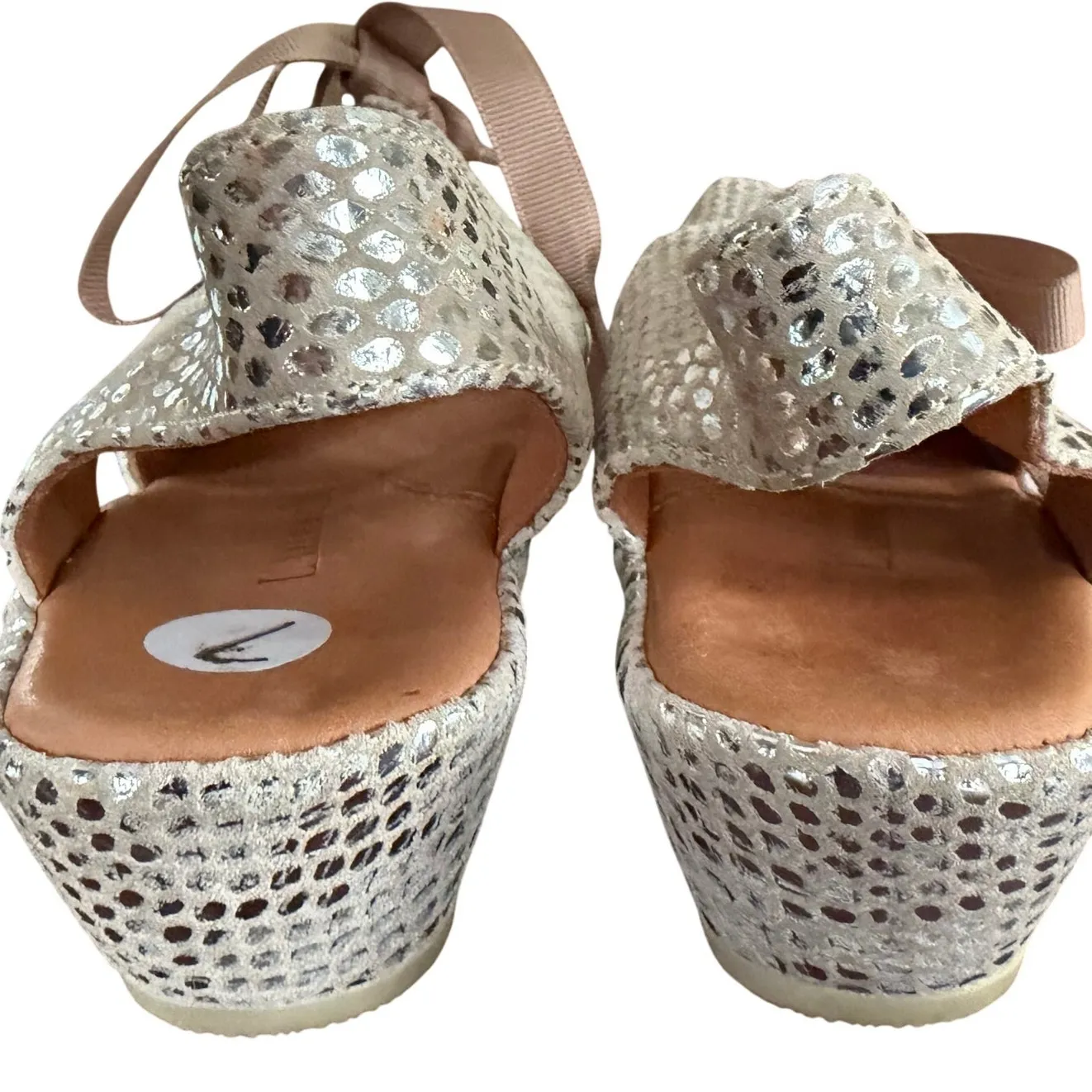 L'Amour Des Pieds Brettany Wedge Sandal Size 7 Silver Gold Snake Modern Classic - Image 8