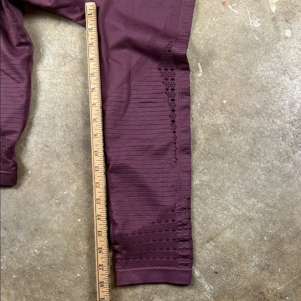 Gymshark Energy Seamless Cropped Leggings in winter berry NWT
Size: Small - Image 10