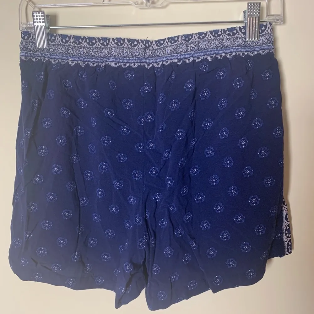 Lila Rose  Blue Pattern Shorts Size 2 - Image 6