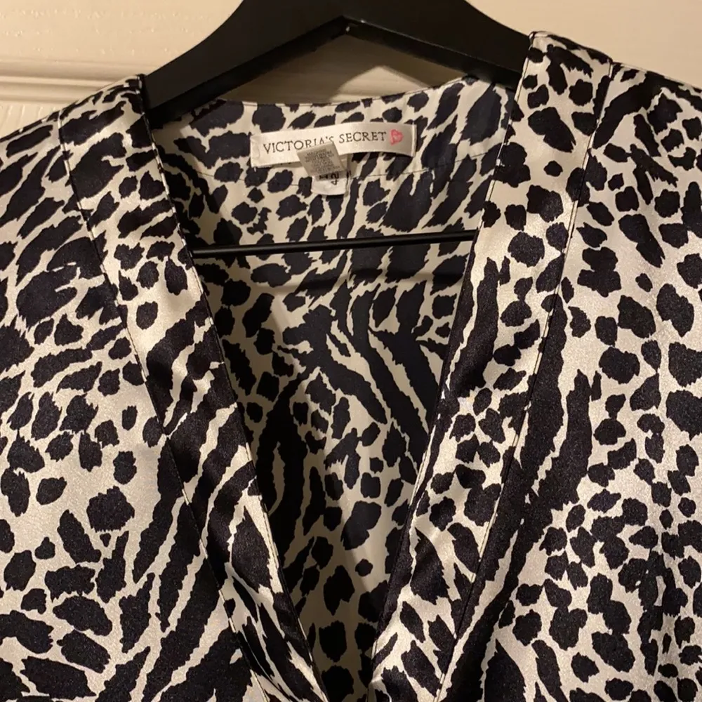 Vintage 90s VS silky zebra print short sleeve pj top, size medium - Image 4