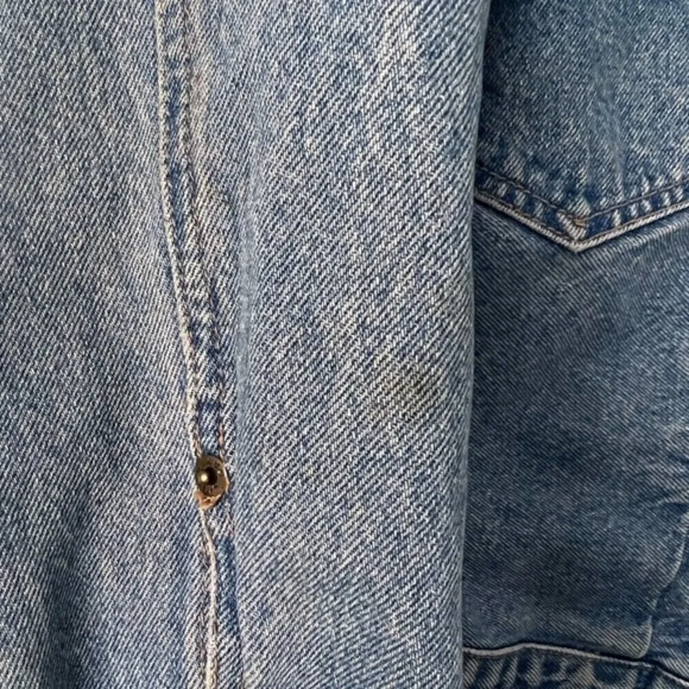 VINTAGE 90’s Unisex Cropped Vintage Classic Jean Denim Jacket Size M. - Image 4