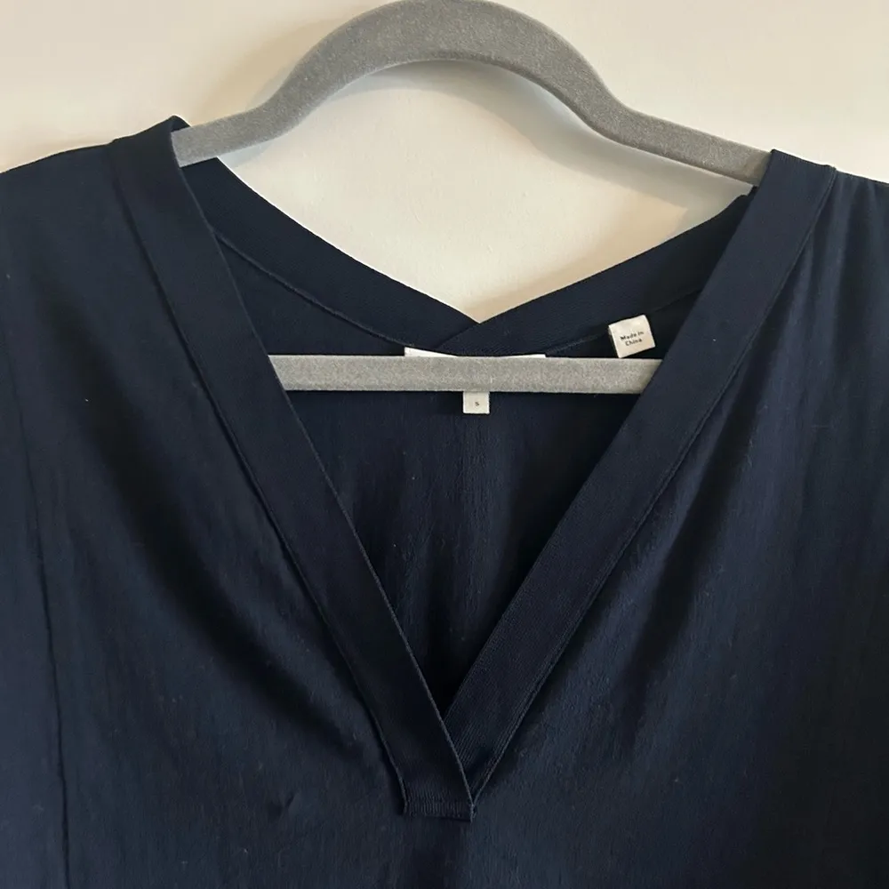 VINCE Three-Quarter Sleeve V-neck Top - Image 4