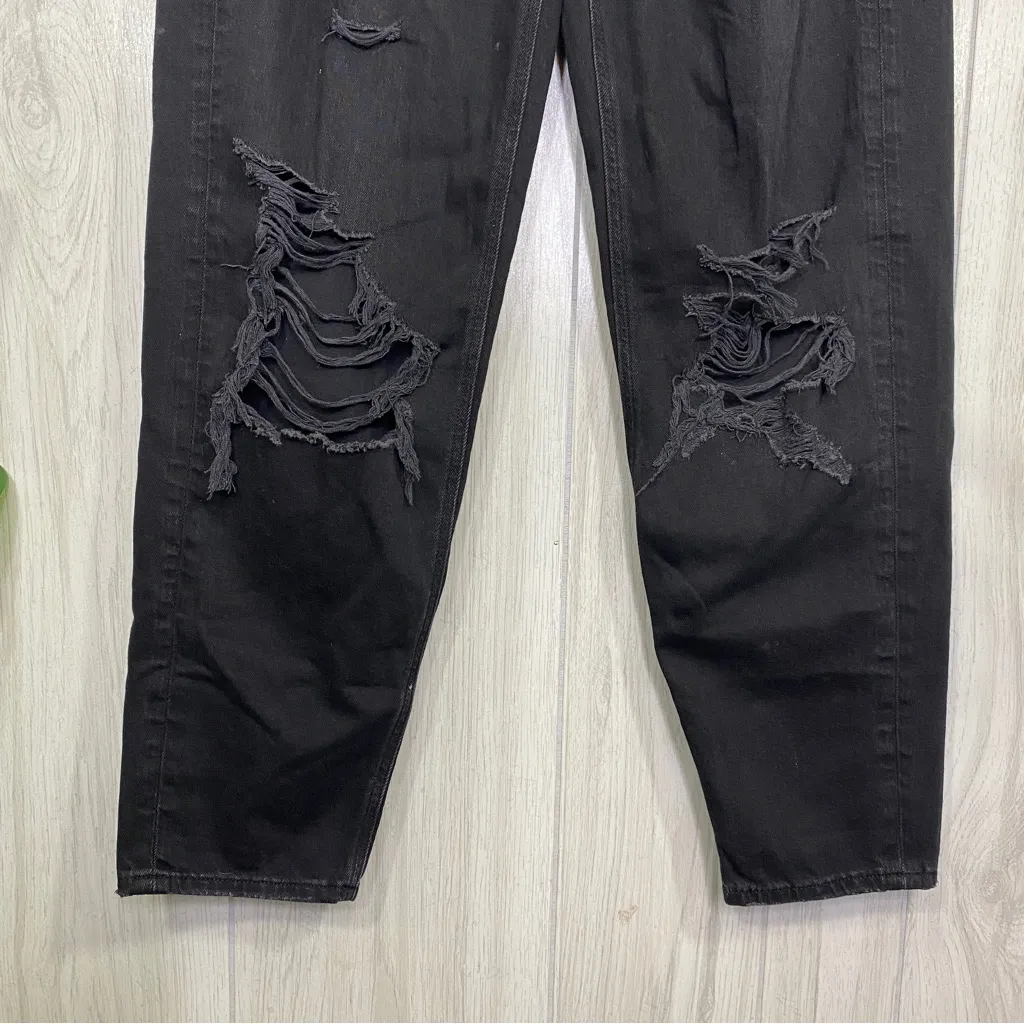 American Eagle Black Distressed Relaxed Mom Jean size 4 - Image 4