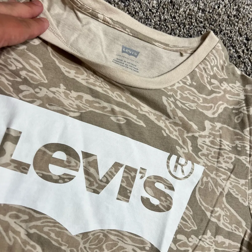 Levi's Beige Graphic T-Shirt Camo - Image 3
