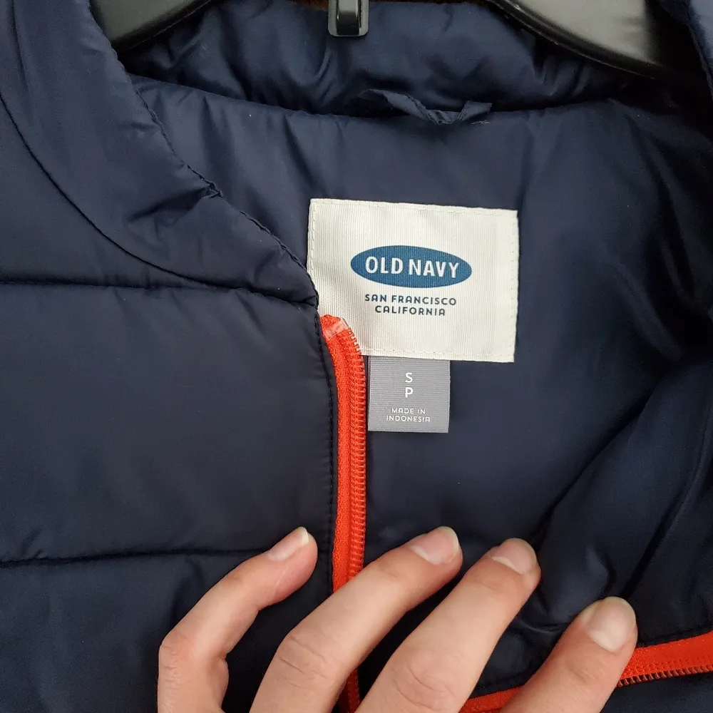 Winter jacket size small women's by old navy  .Navy blue and red detail - Image 4