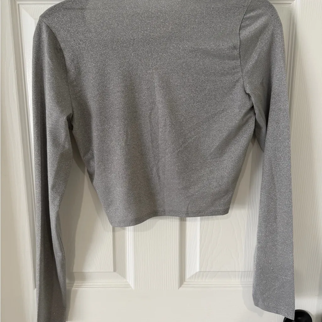 Abercrombie Silver Shimmer Long Sleeve Twist Front Crop Top - Image 4