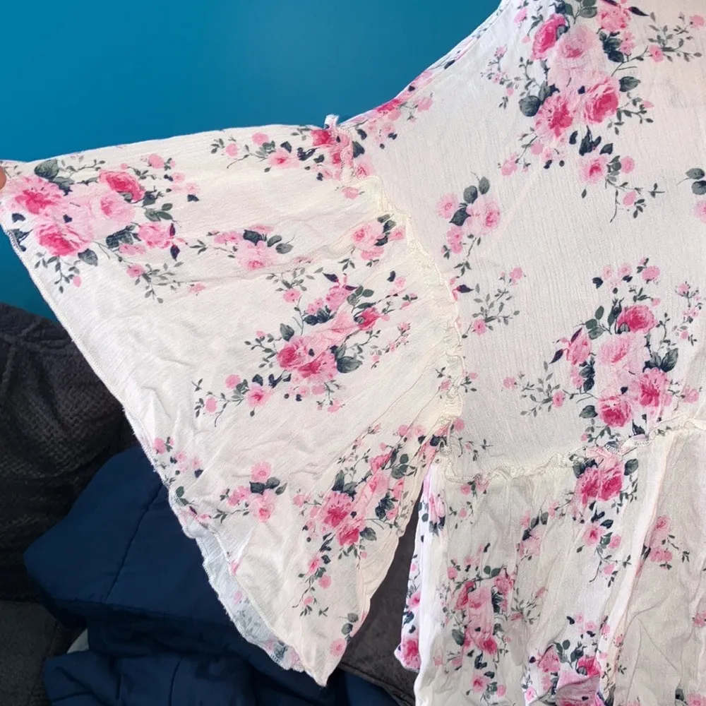 🎉 4 for $20 Mi Ami Floral Crop Top, Small - Image 3