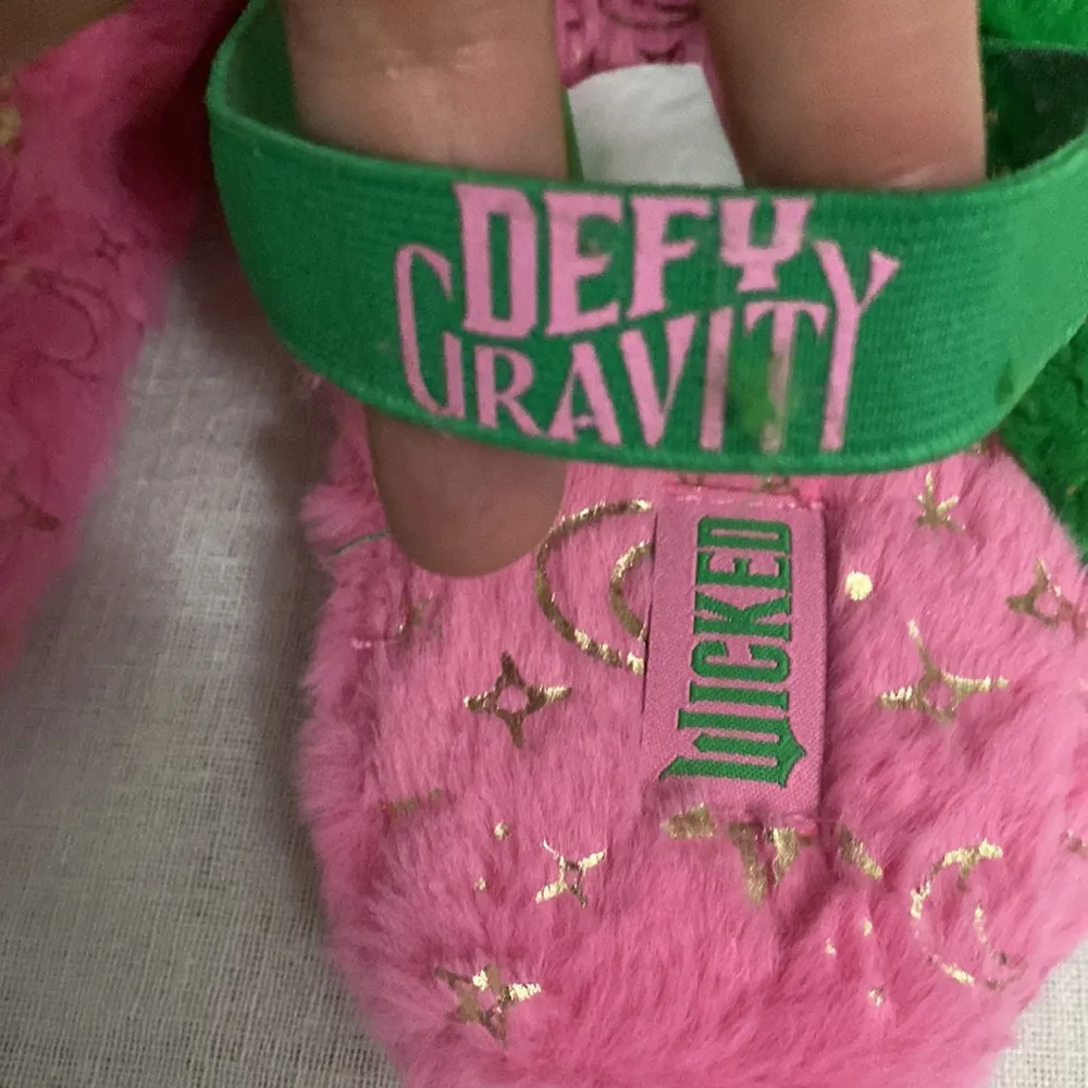 WICKED New! Women’s pink/green plush platform slippers size 9 - Image 8