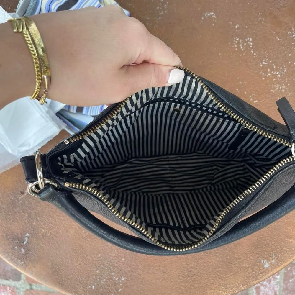 Kate spade shoulder bag 

Also comes with an adjustable long strap - Image 4