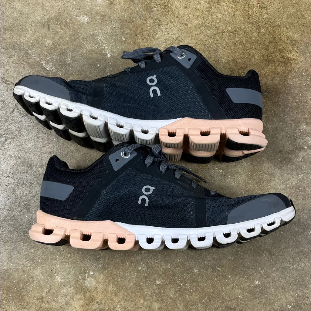 ON Running Oncloud cloudflow in gray and pink
Size: 6.5 - Image 2