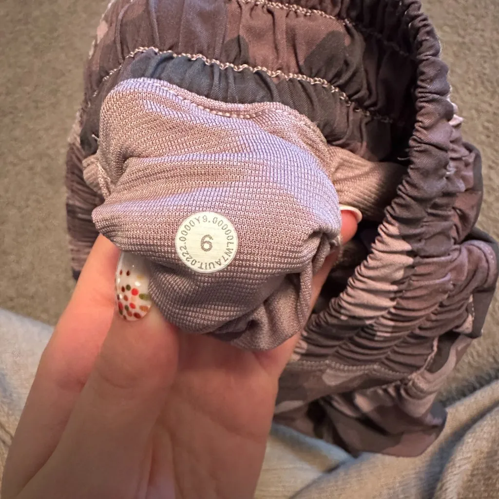 Lululemon Hotty Hot Low-Rise Lined Short 4" - Image 2