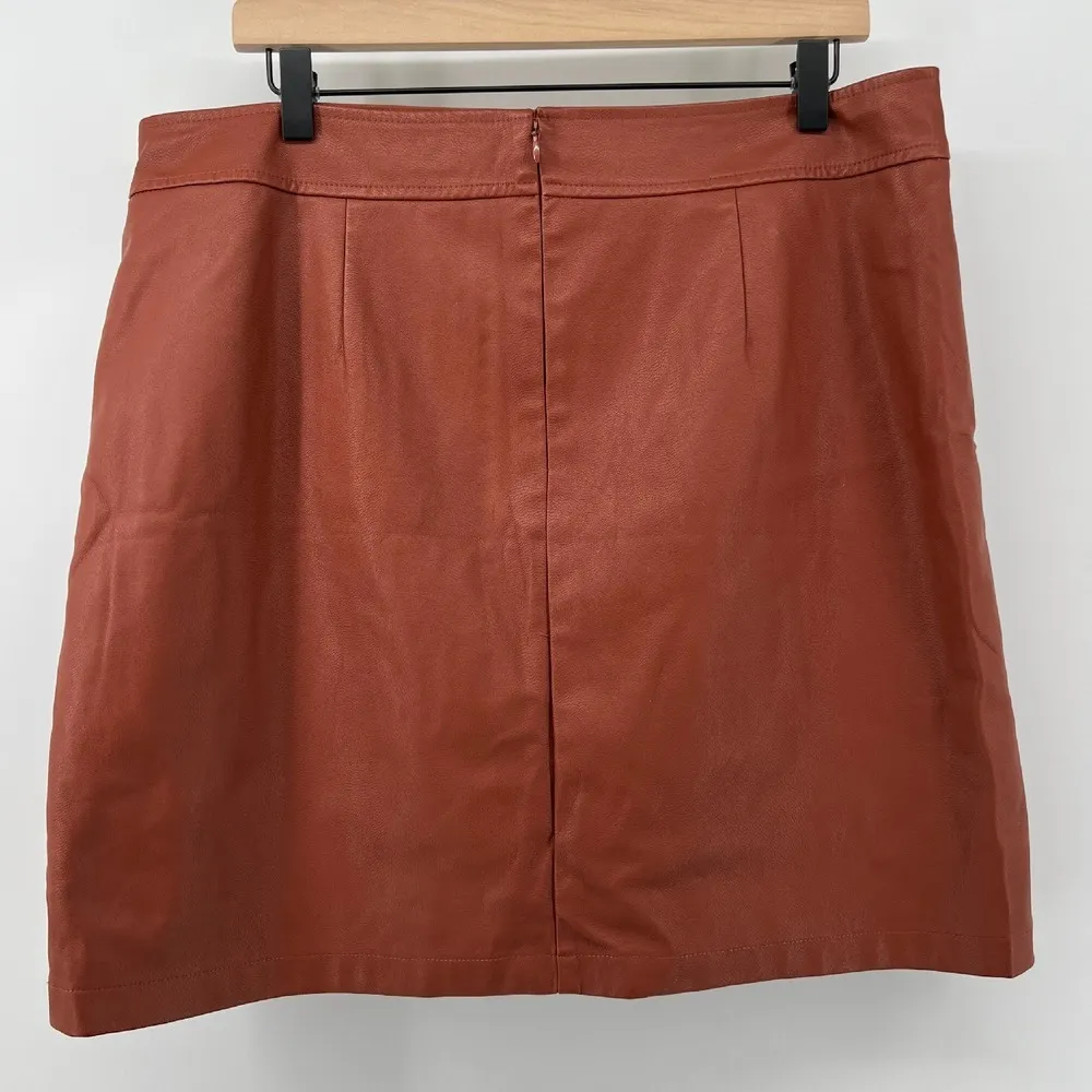 Ann Taylor Loft Women 14 Vegan Leather A-Line Skirt Rust Brown Pockets Faux Gold - Image 4