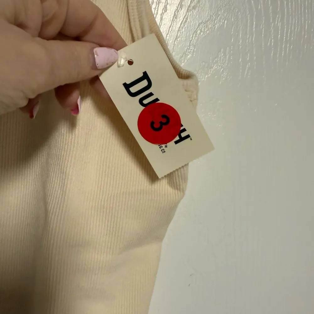 Duluth Trading Co Fitted Cream Tank Top Size Medium - Image 4