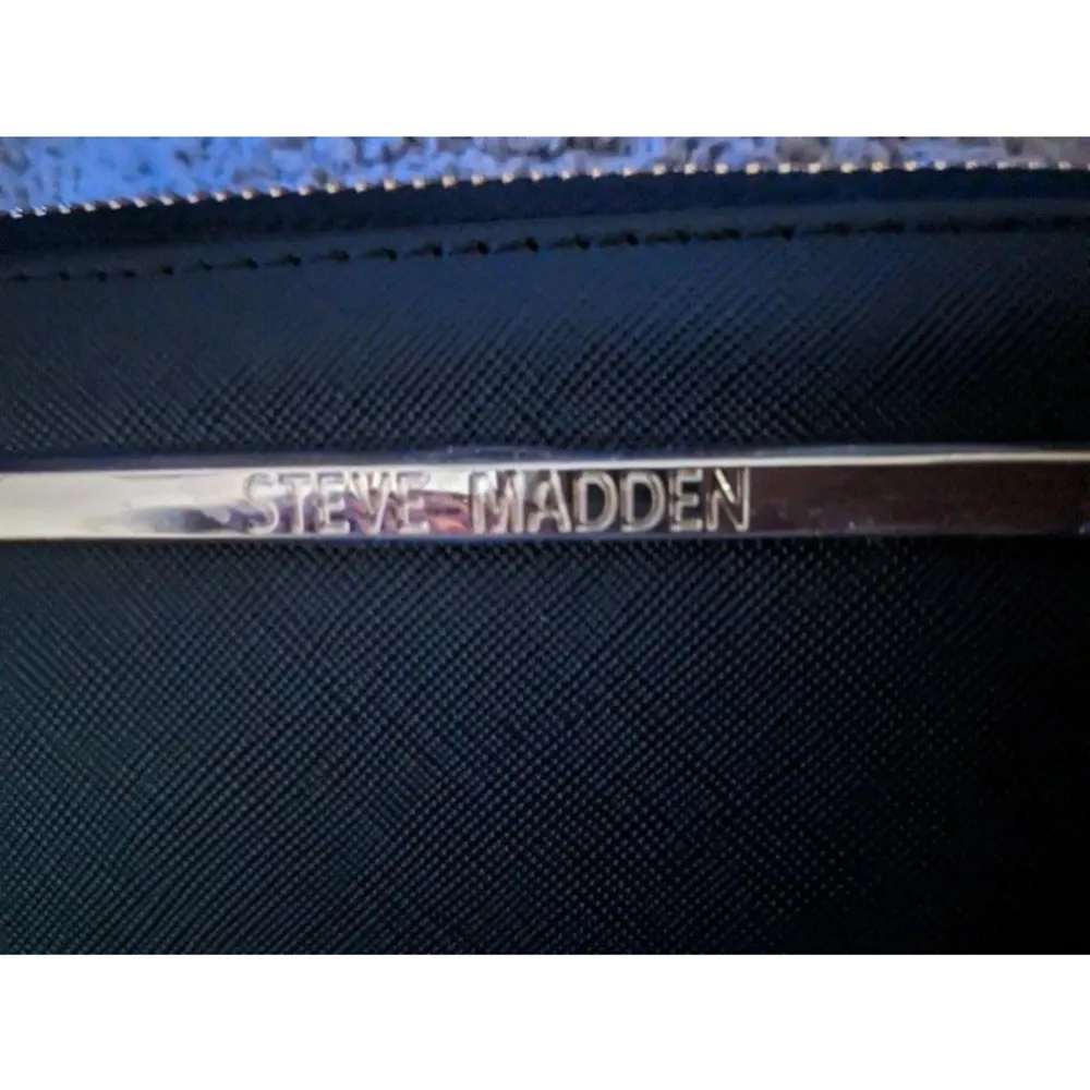 Steve Madden black and gold wristlet - Image 10