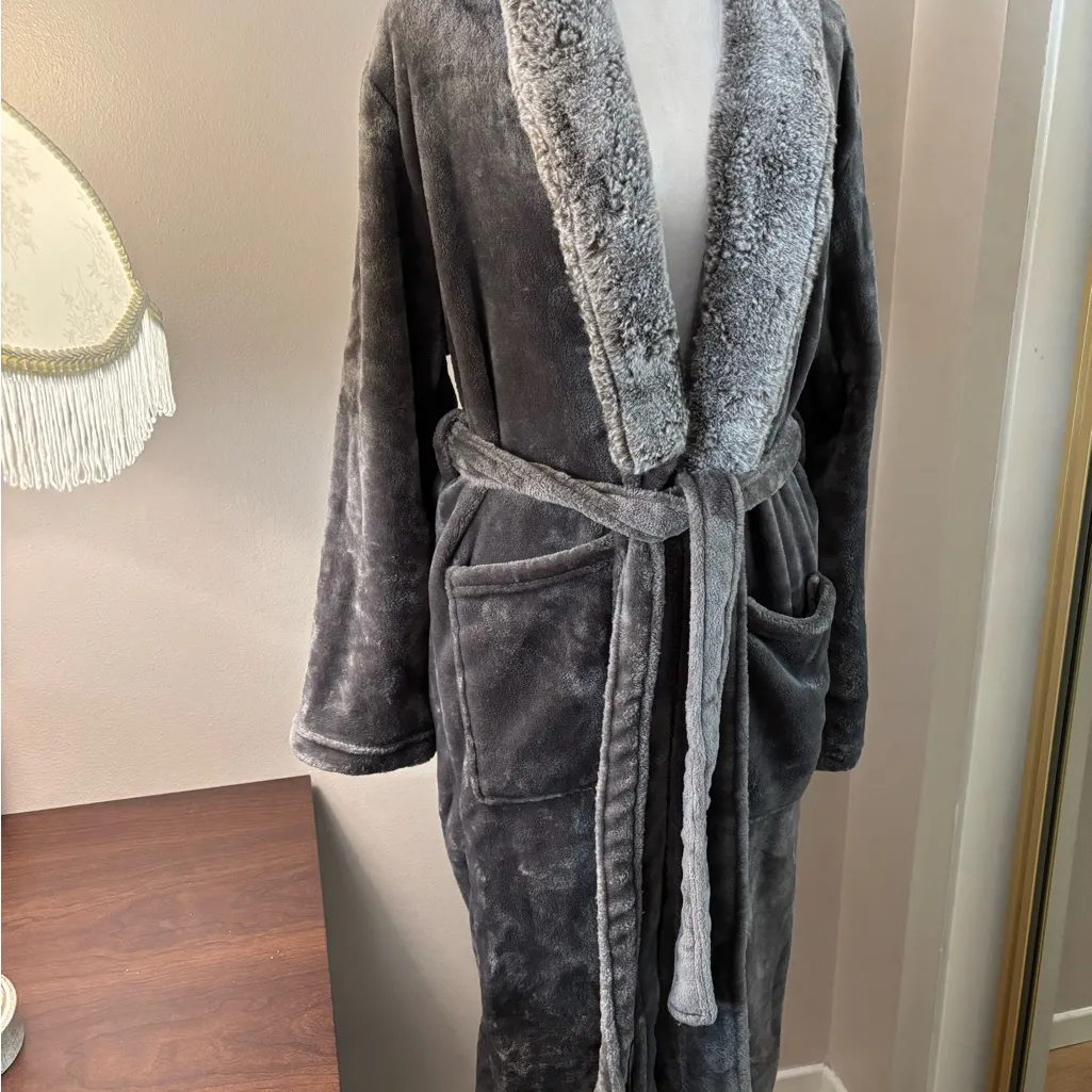 Plush Gray Robe with Faux Fur Collar (One Size) - Image 2