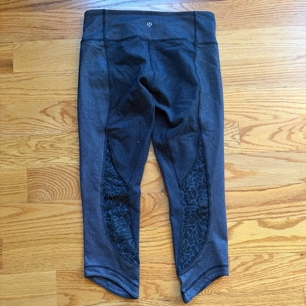 Lululemon cropped gray leopard print leggings size 6 - Image 3