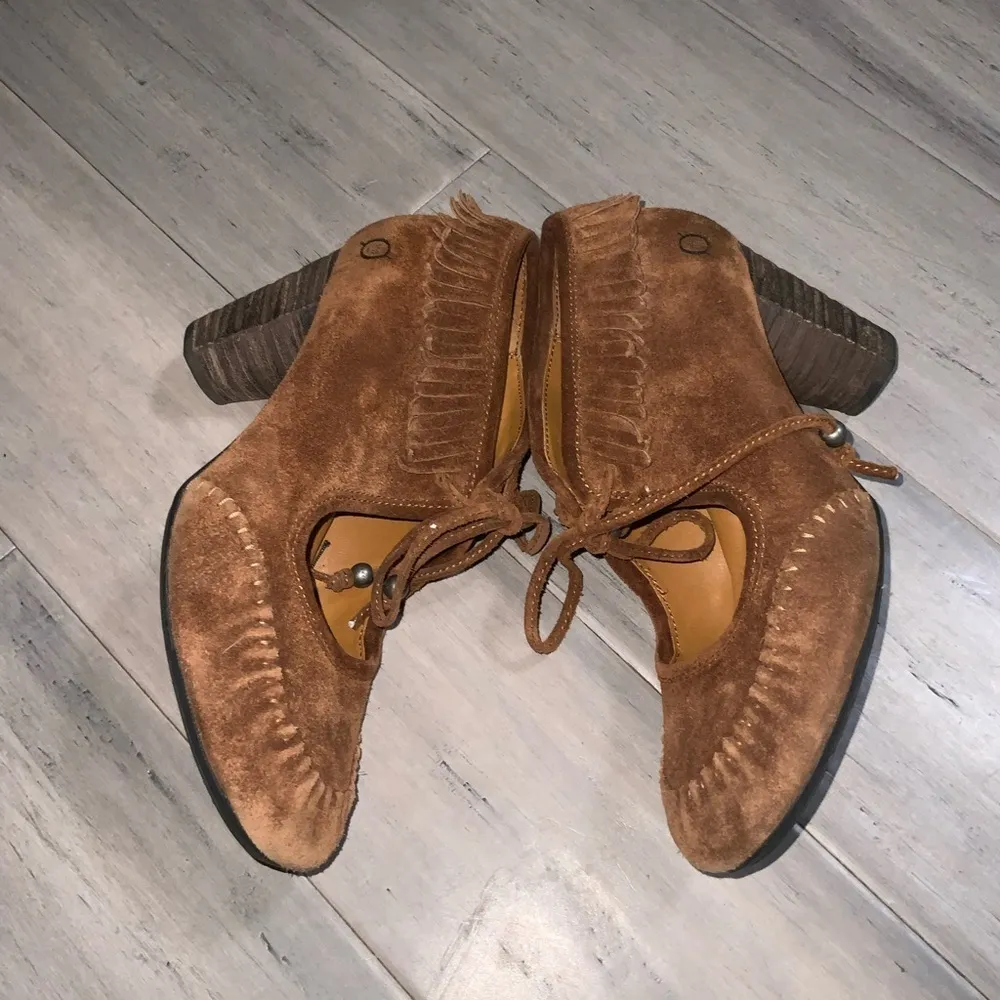 Born Brown Suede Fringe Moccasin Stacked 3” Heel Booties Size 7 Ex Condi… - Image 13