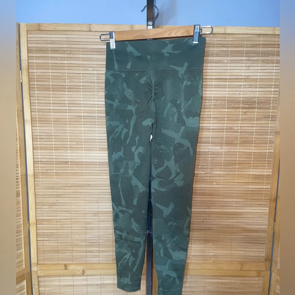 Womens Gymshark camo green seamless cropped leggings pants butt scrunch Small - Image 2