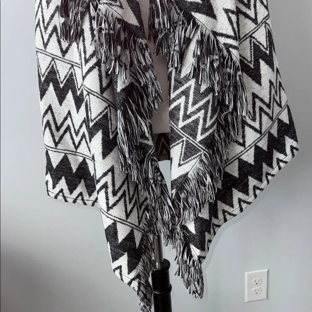 Jolt Black and White Geometric Zig Zag Hooded Poncho Vest Women's Large - Image 2