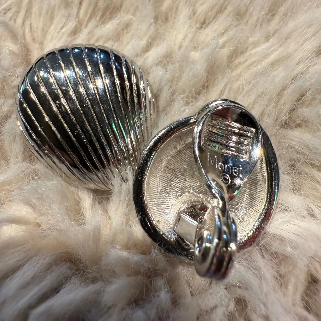 Vtg Signed MONET Clamshell Silver‎ tone Clip Earrings Puffy Nautical Scalloped Silver - Image 2