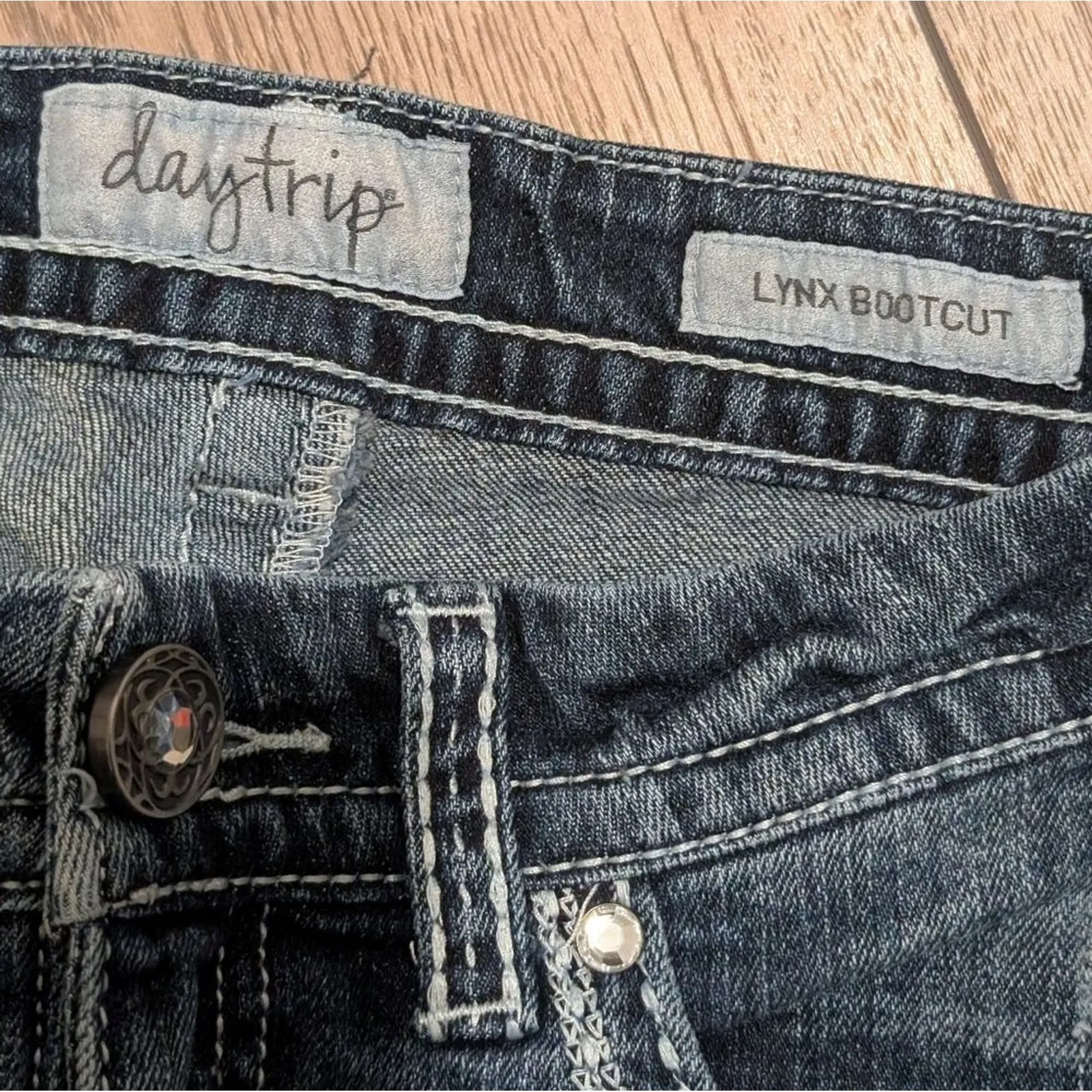 Daytrip 28 Lynx Bootcut Jeans Faded‎ Wash Denim Boot Leg The Buckle - Image 4