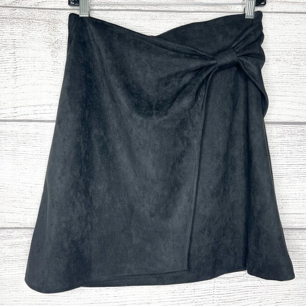 Cecelia Black Faux Suede Wrap Mini Skirt Size 2 - Image 10
