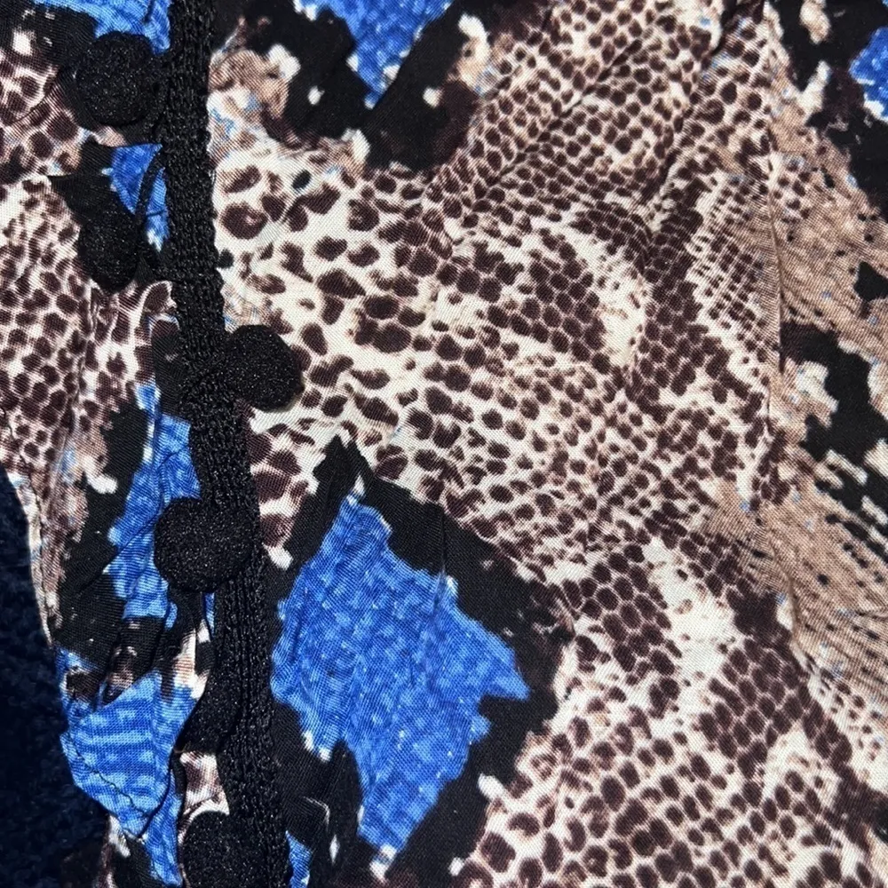 SEE N Be Seen Snake print top. (3x). NWT Blue - Image 3