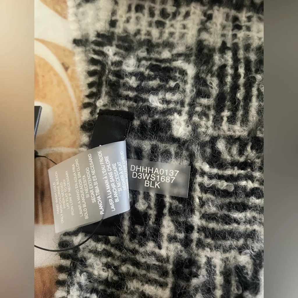 DKNY  Monochrome Textured Scarf - Image 6