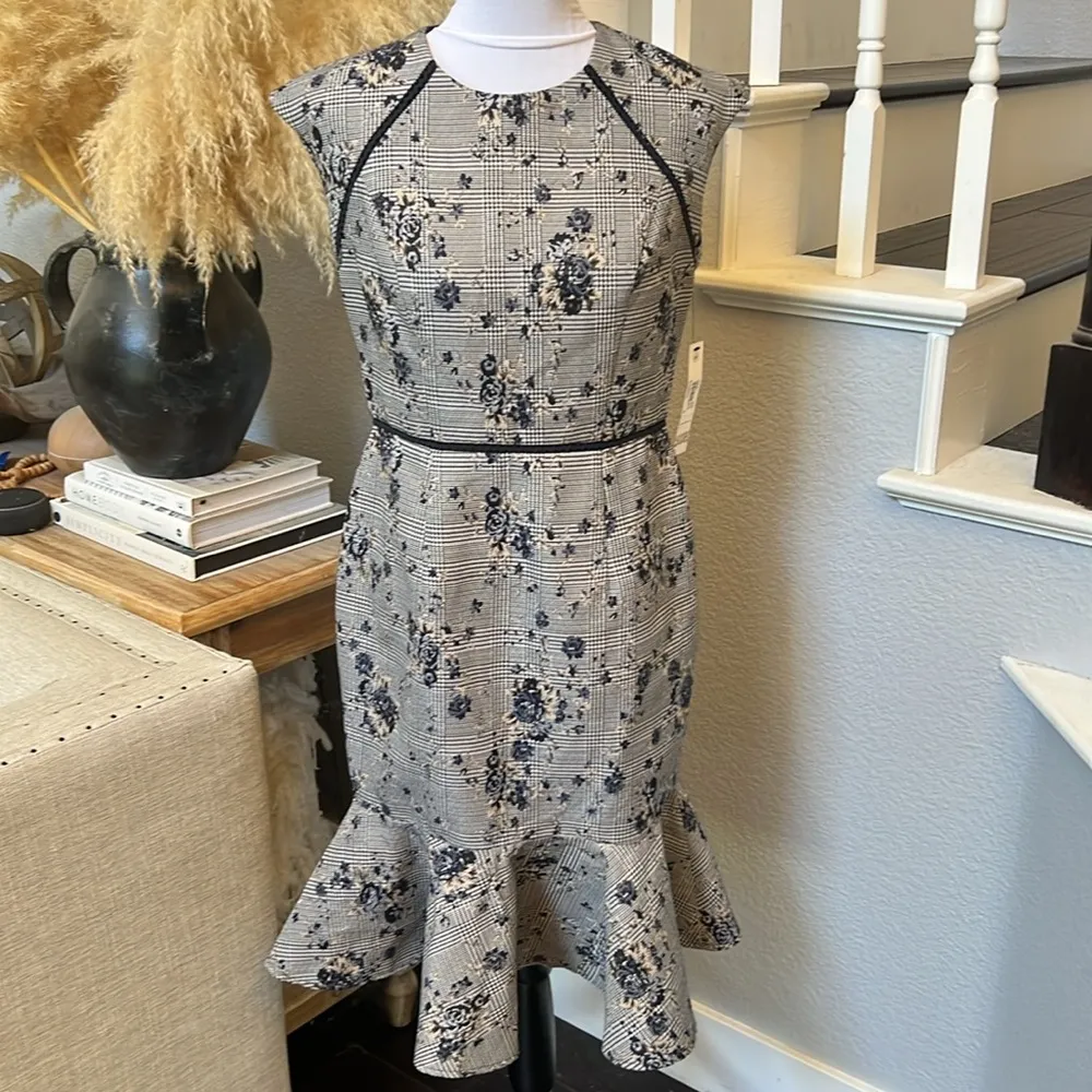 Maggy London Petite Novelty Plaid Sheath with Cap Sleeve and Flounce Hem SZ 6P - Image 3