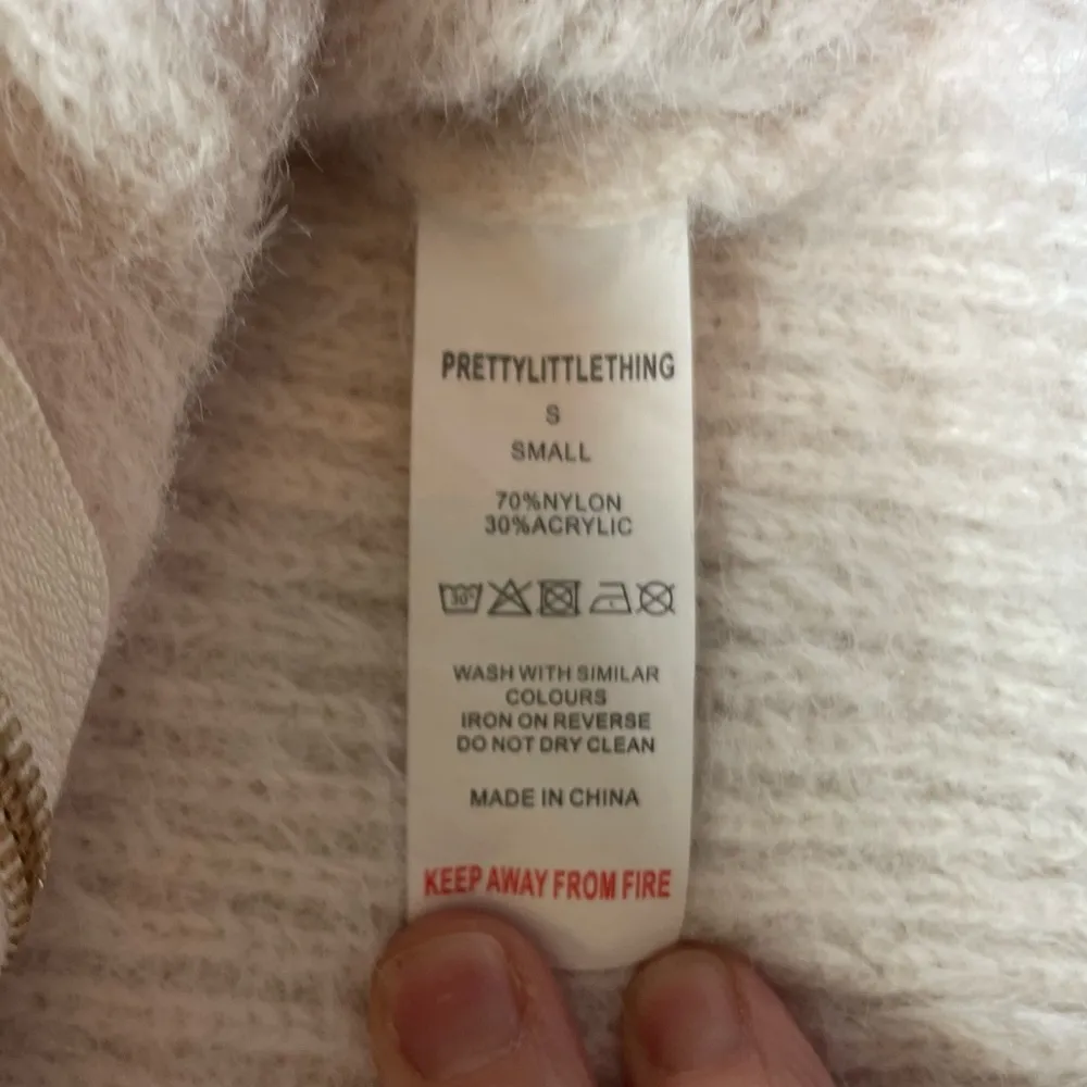 PrettyLittleThing Cropped Sweater Cream color Zipper Front Size S - Image 5