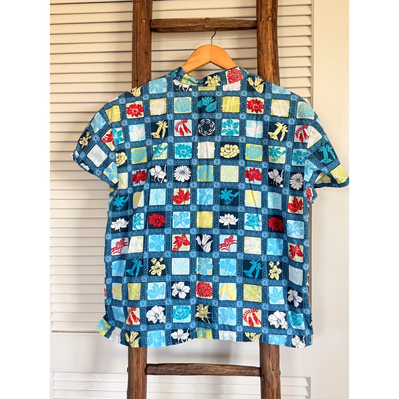 Tori Richard Women's Hawaiian Shirt Floral Print Short Sleeve Button Up Size XL Blue - Image 2
