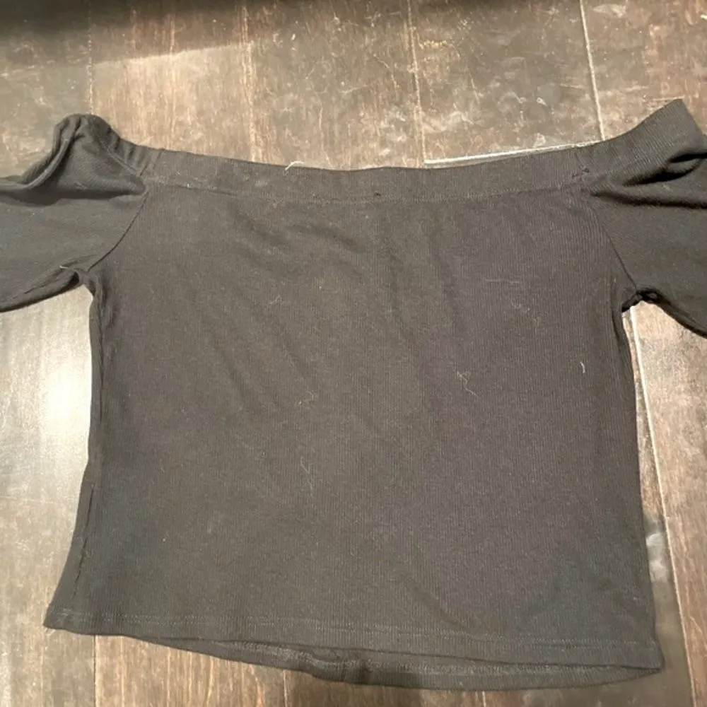 Live in the Moment BLACK RIBBED OFF THE SHOULDER BUTTON FRONT CROPPED TOP IN SIZE LARGE - Image 6