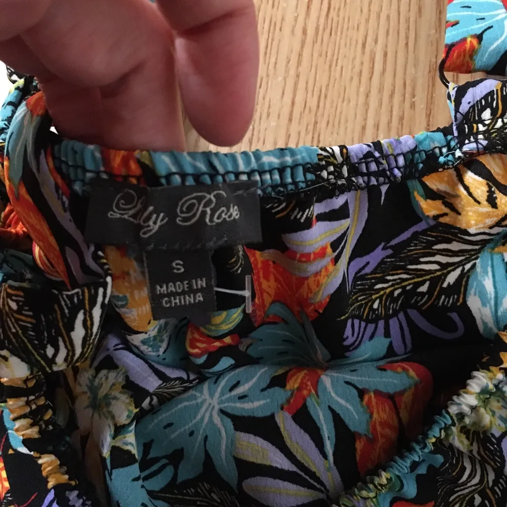 B62 New Womens Floral Orange and Blue Smocked Crop Tank Top Size Small - Image 3