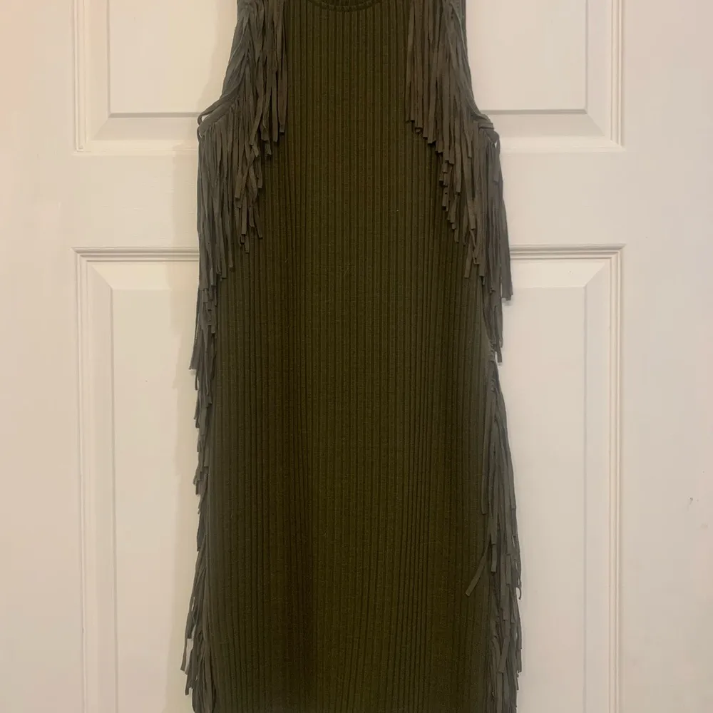 Dance & Marvel Ribbed Hunter Green Fringe Sleeveless Midi Med. Dress.    1145 - Image 2