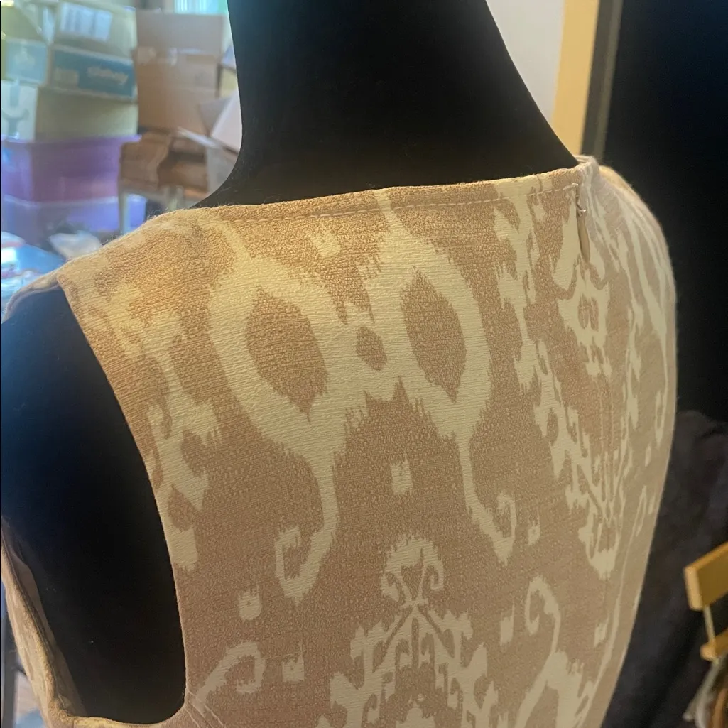 Sleeveless Beige and White Patterned Dress Anne Klein size 2 - Image 3