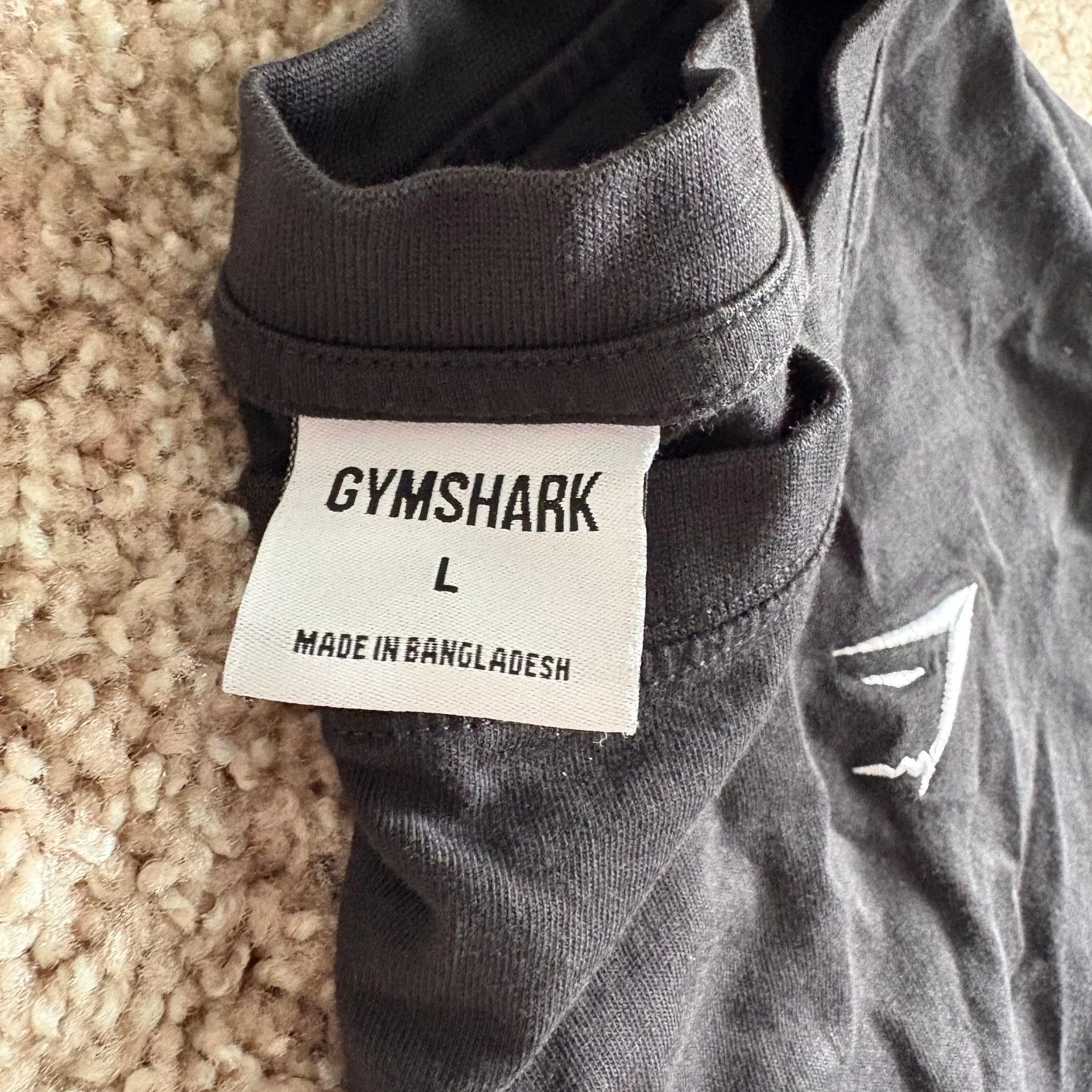 black t-shirt - Image 3