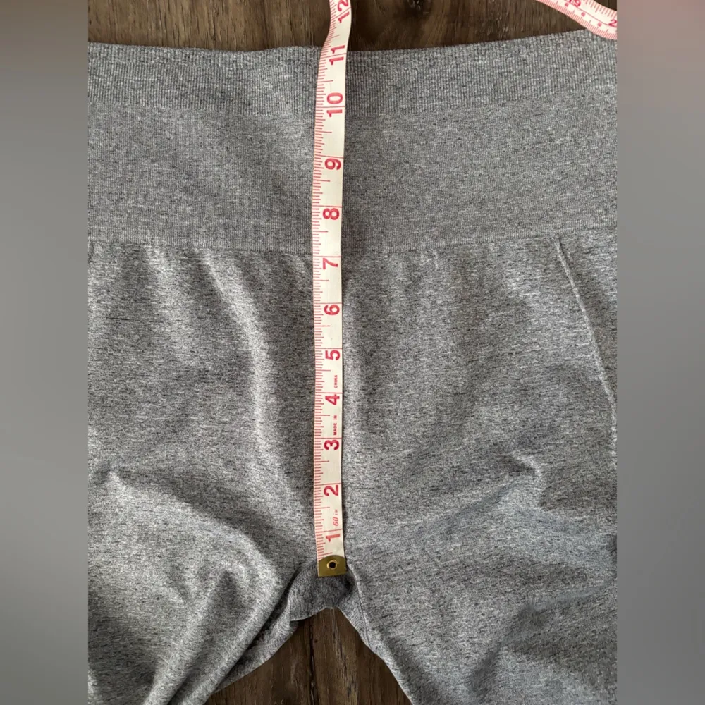 Fabletics compression seamless crop leggings - Image 2